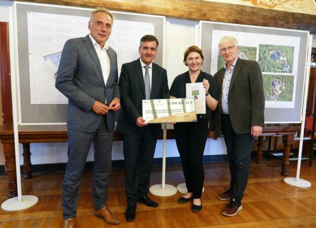 Übergabe des Fördermittelbescheides für die Schlossstiftung © A.Hofmann