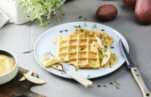 Herzhaft-süße Kombi mit viel Vitamin C: Rezept für herzhafte Kartoffelwaffeln mit Apfelmus