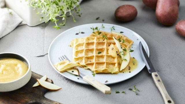 Herzhafte-Kartoffelwaffeln-mit-Apfelkompott-2048x1152