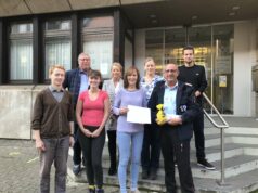 Spendenübergabe der Erlöse aus dem Markt der Partnerstädte – 2.250 Euro sind an den Ständen beim Altstadtfest zusammengekommen