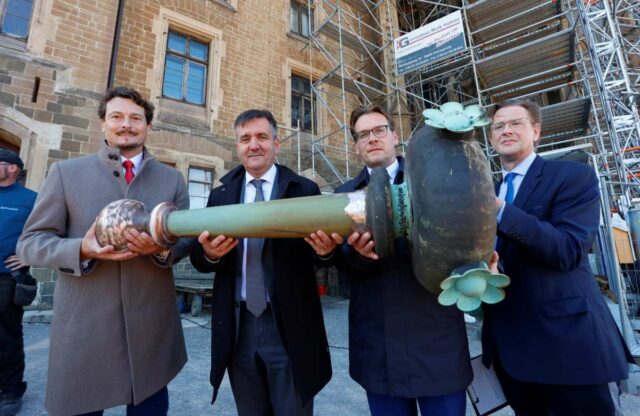 002_Haiko Elschner, Thomas Balcerowski, Tobias Kascha und Dr. Christian Juranek mit der Zeitkapsel
